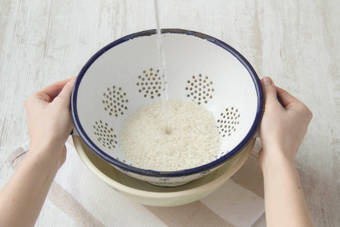 Reis im kalten Wasser abbrausen