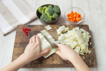 Gemüse und Tofu schneiden