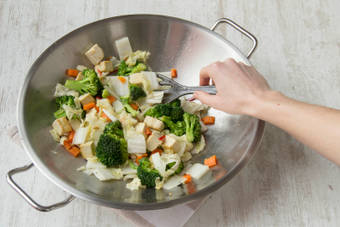 Gemüse anbraten, Tofu unterrühren