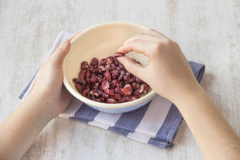 Die Kidneybohnen zerdrücken