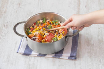 Das Gemüse im Topf garen