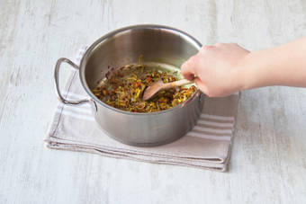Cook onion, fresh ginger, garlic, ground coriander, turmeric, and chilli in pot