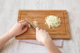 Snijd de ui en de knoflook klein