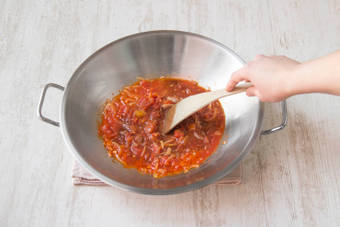 Verhit de ui, knoflook, tomatenblokjes, oregano, balsamicoazijn, olijfolie en bruine suiker