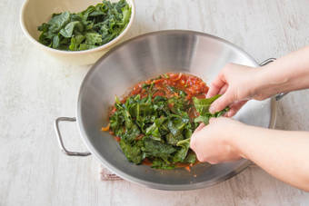 Voeg de spinazie aan de pan toe