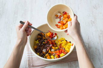 Voeg de groenten toe aan de couscous