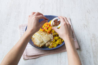 Verdeeel de rozijnen-pittenmix over het gerecht, eet smakelijk!