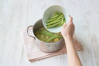 Voeg na 5 minuten de sperziebonen toe