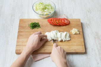 Snijd de buffelmozarella in plakken