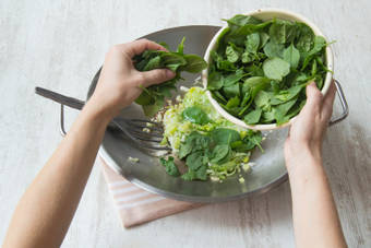 Voeg de spinazie toe in delen