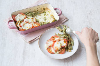 Serveer de maaltijd, eet smakelijk!