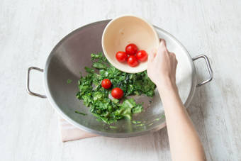 Voeg de cherrytomaten toe