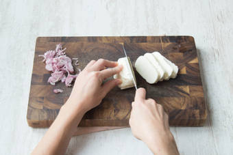 Snijd de halloumi in plakken