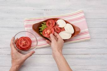 Verdeel de tomaten over de pasta