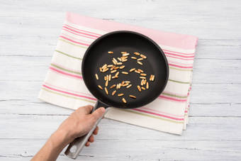 Rooster de pijnboompitten bruin