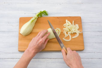 Snijd de venkel in dunne plakken