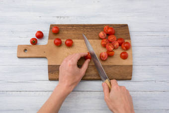 Halveer de cherrytomaten