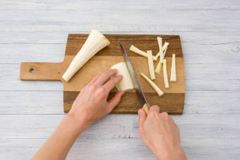 Snijd de overige pastinaak in repen