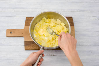 Stamp de aardappelen tot een fijne puree