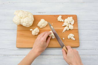 Cut the cauliflower into florets
