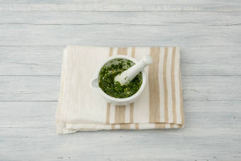 Meng de olie, amandelen en bladpeterselie