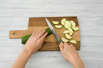 Snijd de courgette in halve plakken