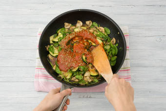 Voeg de tomatenpassata toe