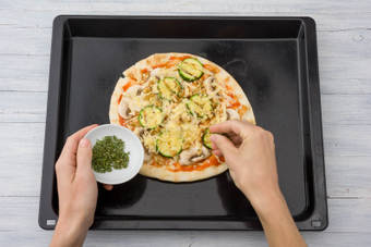 Verdeel de ingrediënten over de pizza.