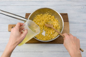 Kook de orzo.