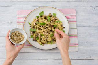 Verdeel de orzo over de borden.