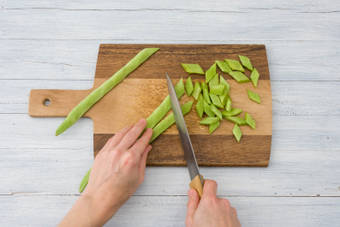 Snijd de snijbonen in schuine reepjes van 1 cm.