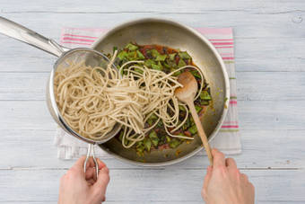 Voeg de noedels toe.