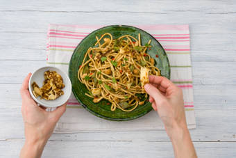 Garneer met honingpinda's en koriander