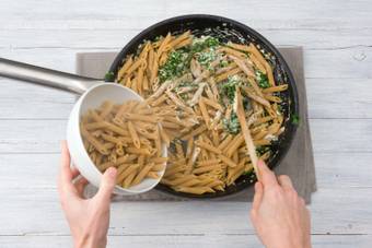 Voeg de penne toe aan de boerenkool.