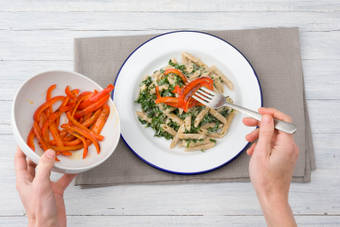 Verdeel het gerecht over de borden.