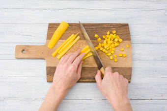 Snijd de gele peen in blokjes.