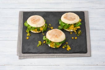 Verdeel de pitabroodjes over de borden.