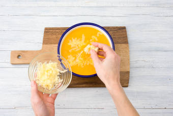 Garneer de soep met de overige oude kaas.