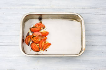 Prepare the tomato wedges