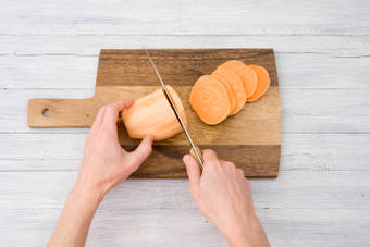 Snijd de bataat in plakken van 1 cm dik.