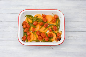 Voeg de helft van de baharat toe.