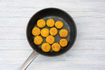 Bak de falafelballetjes.