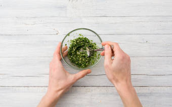 Meng tot een amandel-korianderolie.