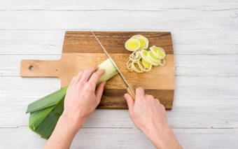 Snijd de prei in dunne ringen.