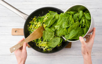 Voeg de spinazie toe.