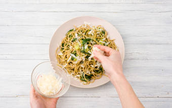 Bestrooi met de overige grana padano.