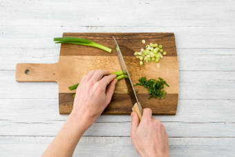 Prepare the spring onion