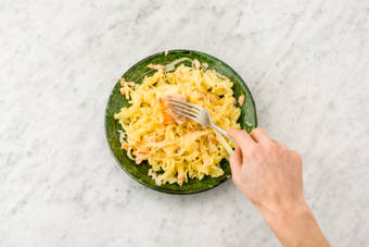 Garneer met de overige zalm.