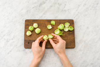 Verwijder de steelaanzet en buitenste bladeren van de spruiten.