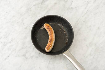 Bak de rundersaucijs.